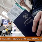 Người lao động tự do cầm visa Hàn ở sân bay