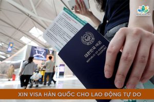 Người lao động tự do cầm visa Hàn ở sân bay